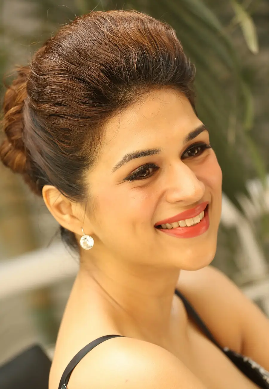 Shraddha Das Long Hair Smiling Face Closeup Wallpapers